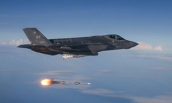 미 공군 F-35A 스텔스기가 암람 중거리 공대공미사일을 쏘고 있다. 세계일보 자료사진
