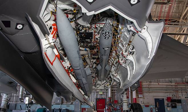 F-35A 스텔스기 내무무장창에 미티어 미사일이 탑재되어 있다. 록히드마틴 제공