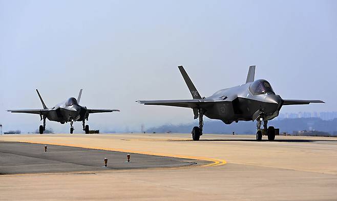 한국 공군 F-35A 스텔스기들이 이륙을 위해 지상이동을 하고 있다. 세계일보 자료사진