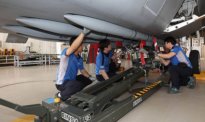 한국항공우주산업(KAI) 관계자들이 KF-21 시제기에 미티어 미사일을 장착하고 있다. 세계일보 자료사진