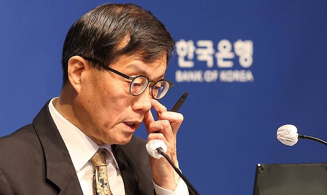 이창용 한국은행 총재가 10일 서울 중구 한국은행에서 열린 통화정책방향 기자간담회에서 취재진 질문에 답하고 있다. 사진공동취재단