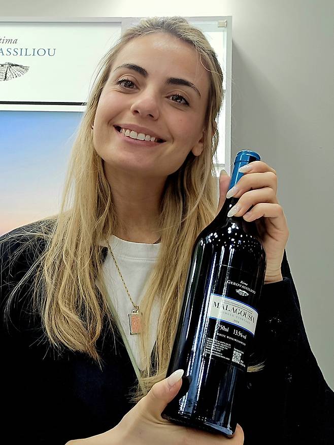 말라구지아를 소개하는 에반겔로스 딸 바실리카 게로바실리우(Vasiliki Gerovassiliou) 최현태 기자