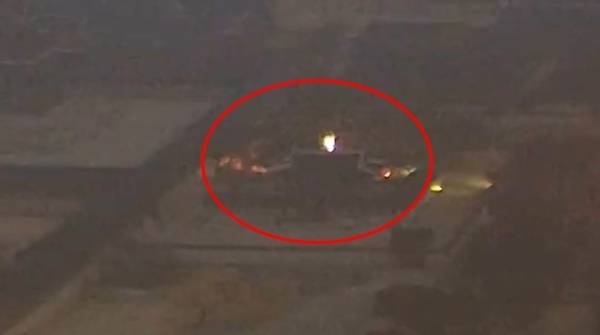 28일 새벽 경복궁 자선당 앞 삼비문 화재에 소방 당국이 출동한 모습. 유튜브 ‘GiGAeyes Live TV’ 캡처