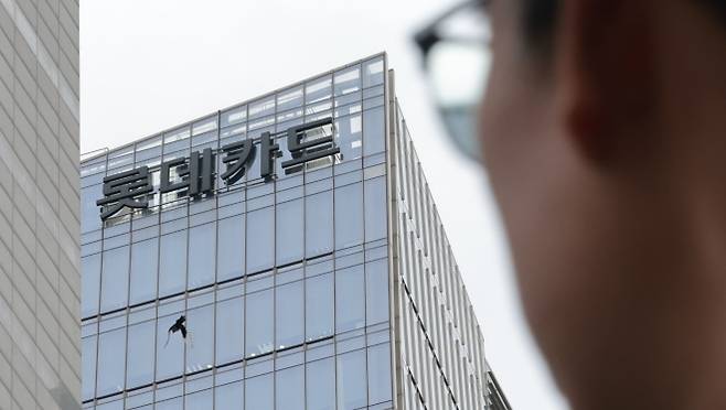 롯데카드 해킹 사고 피해, 피해자 수백만명 가능성 - 롯데카드 해킹 사고 피해, 피해자 수백만명 가능성  960만여명의 회원을 보유한 롯데카드의 ‘해킹 사고’ 피해 규모가 예상보다 훨씬 큰 것으로 파악되면서 피해자 규모가 수십만∼수백만명에 달할 수 있다는 관측까지 제기되고 있는 17일 서울 종로구 롯데카드 본사 모습. 2025.9.17 연합뉴스