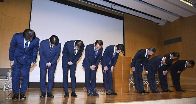 조좌진 롯데카드 대표이사를 비롯한 관계자들이 18일 서울 중구 부영태평빌딩에서 브리핑을 열고 해킹 사고로 인한 고객 정보 유출 사태에 대해 고개 숙여 사과하고 있다. 2025.9.18 이지훈 기자