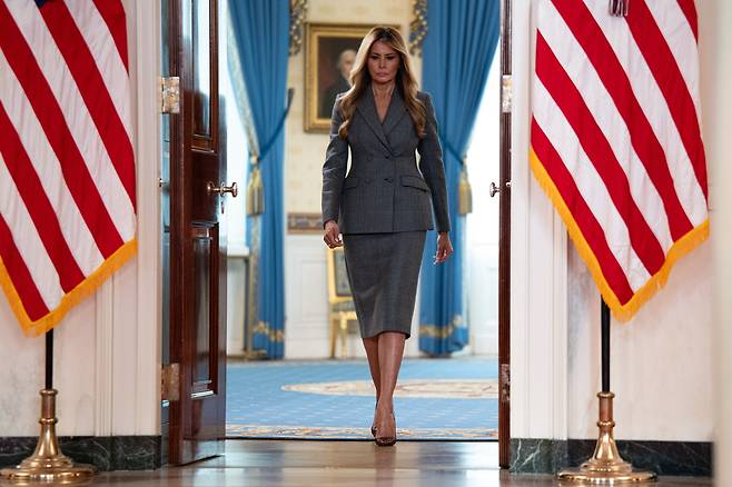 도널드 트럼프 미 대통령의 부인 멜라니아 여사가 9일(현지 시간) 백악관에서 생방송 성명 발표를 위해 회견장에 입장하고 있다. EPA연합뉴스