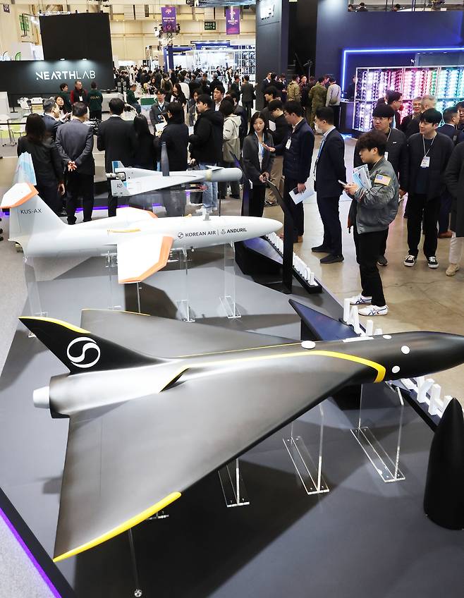 25일 부산 벡스코 제1전시장에서 열린 ‘드론쇼 코리아 2026‘에서 관람객들이 피지컬 AI 기반 무인 자율비행과 UAM 교통관리·운항통제 시스템을 살펴보고 있다. 연합뉴스