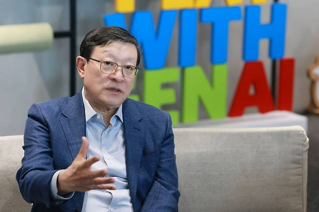 허태수 GS 회장 겸 AI혁신위원회 위원장이 10일 서울 강남구 GS타워에서 열린 ‘AI혁신위원회 3차 회의’에 앞서 취재진의 질의에  답하고 있다. 사진 제공=한국경제인협회