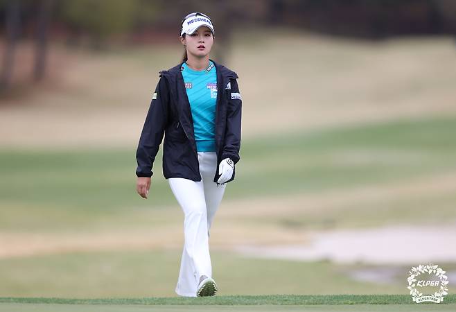 그린으로 향하고 있는 박현경. 사진 제공=KLPGA