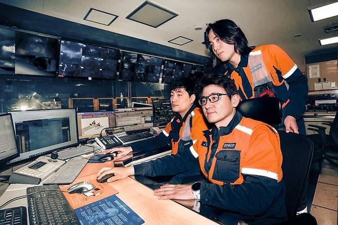  예지정비 중심 설비관리 기술을 적용해 포항제철소 직원들이 모니터링을 하고 있다. ©포스코그룹