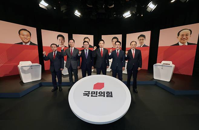 3월30일 대구 TBC에서 열린 국민의힘 대구시장 후보 1차 비전 토론회에서 윤재옥·최은석·홍석준·유영하·이재만·추경호 후보(왼쪽부터)가 포즈를 취하고 있다. ⓒ연합뉴스