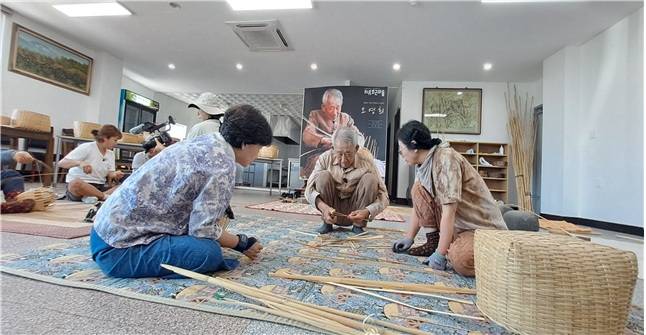 서귀포시 치유호근마을에서 마을 어르신과 방문객들이 죽세공예 체험을 하고 있다. ⓒ서귀포시 제공