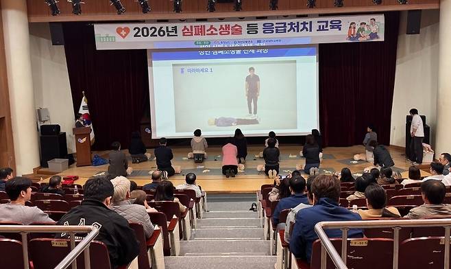 아산시는 지난 7~~8일 청소년교육문화센터에서 '2026년 심폐소생술 등 응급처치 교육'을 실시했다. ⓒ아산시 제공