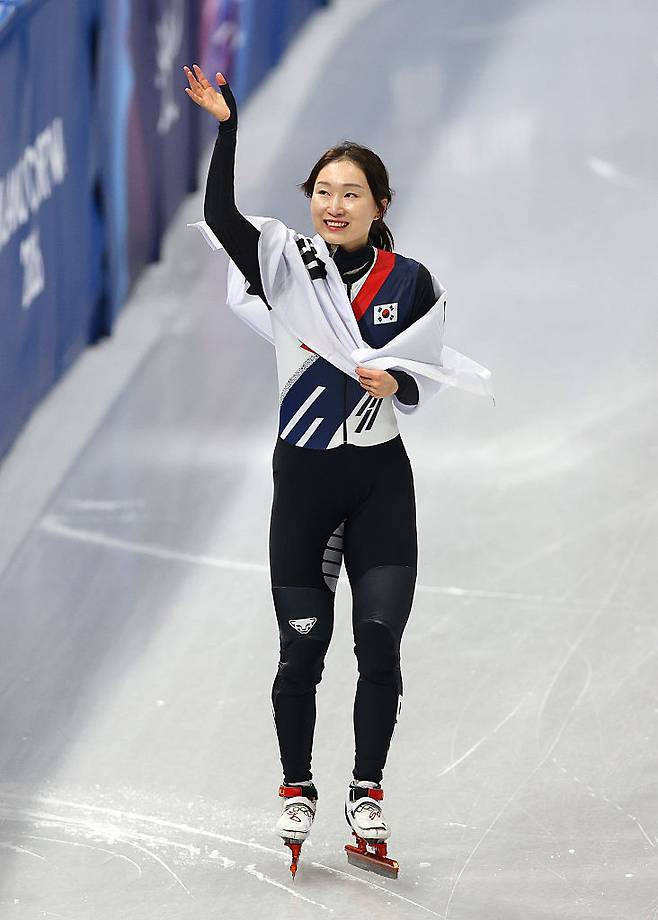 2026 밀라노·코르티나담페초 동계 올림픽 여자 1500ｍ에서 은메달을 따낸 뒤 관중들을 향해 손을 흔드는 최민정. 게티이미지코리아