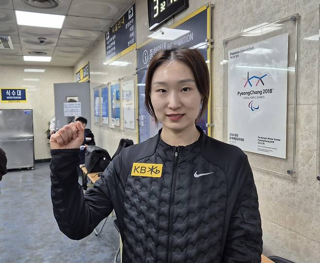 쇼트트랙 전설 최민정이 9일 서울 양천구 목동아이스링크에서 열린 2026-2027 쇼트트랙 국가대표 1차 선발대회를 마친 뒤 포즈를 취하고 있다. 최민정은 새 시즌을 끝으로 태극마크를 반납한다고 밝혔다. 2026.4.9 연합뉴스