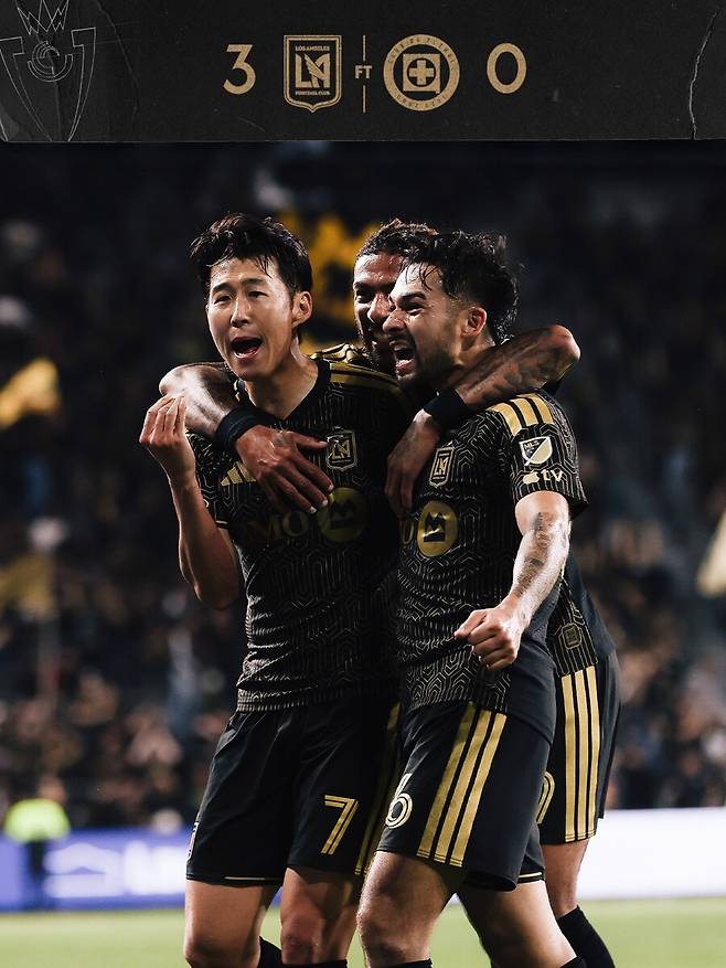 ▲ 손흥민은 이날 선발 명단에 이름을 올리며 팀 공격의 선봉에 선다. 직전 경기에서 보여준 도움 해트트릭 이상의 경이로운 조력 능력을 발판 삼아 이번엔 직접 골망을 흔들었다. 그 직후 자신을 향한 에이징커브 논란에 반박하듯 더 떠들어보라는 듯 블라블라 세리머니를 펼쳤다. ⓒLAFC