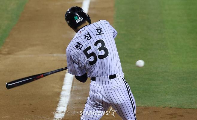 2026 신한 SOL KBO리그 LG 트윈스 대 KIA 타이거즈 경기가 2일 서울 잠실야구장에서 열렸다.  LG 천성호가 호쾌한 타격을 하고 있다. /사진=김진경 대기자