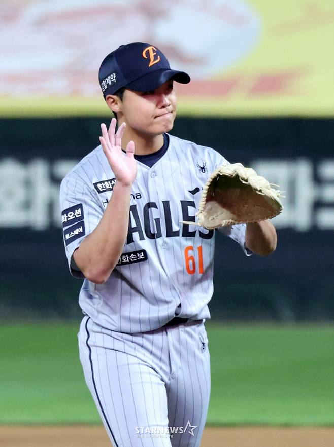 한화 우완 불펜 정우주가 지난 7일 SSG 랜더스전 8회말 투구를 펼치고 있다. /사진=강영조 선임기자