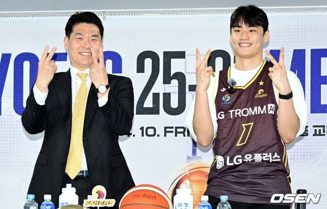 조상현(왼쪽) 감독과 유기상이 손가락 2개를 펼쳐보이고 있다.  /사진=OSEN