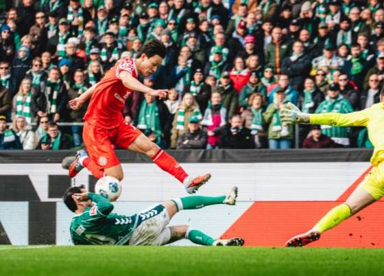 마인츠 미드필더 이재성이 지난 3월 16일(한국시간) 독일 브레멘의 베저슈타디온에서 열린 베르더 브레멘과의 '2025~2026시즌 독일 분데스리가' 26라운드에서 슈팅을 시도하고 있다. /사진=마인츠 공식 SNS 갈무리