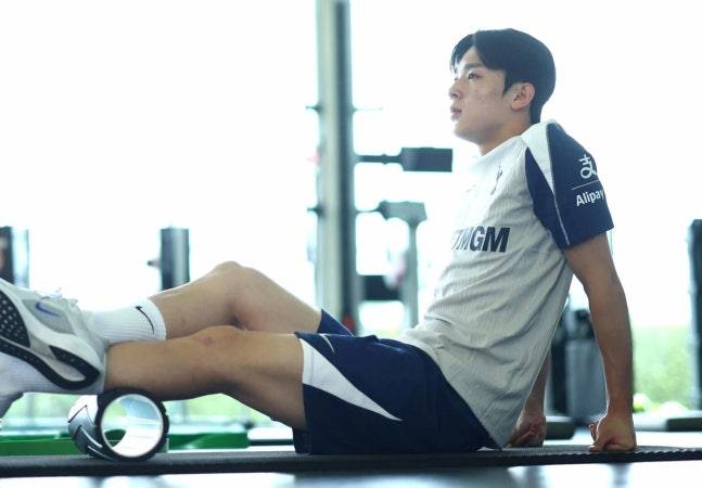 한국 축구 유망주 양민혁의 성장세가 멈췄다. 토트넘 홋스퍼를 떠나 2부 챔피언십으로 임대됐으나 정기적인 출전을 하지 못하면서 임대 결정이 애초에 잘못됐다는 비판까지 나오고 있다. 토트넘이 1월 이적시장에서 양민혁의 임대 환경을 업그레이드하겠다는 판단으로 포츠머스에서 복귀시킨 후 코번트리로 재임대 했다. 하지만 결과는 참담했다. 양민혁은 코번트리 이적 직후 4경기(FA컵 포함)에 나섰으나 이후에는 아예 경기 명단에서조차 사라졌다. 리그 기준으로는 3경기 29분 출전에 그쳤고, 공격 포인트도 없다. 기회를 통해 성장해야 할 10대 선수에게 가장 치명적인 공백이 찾아온 셈이다. SNS