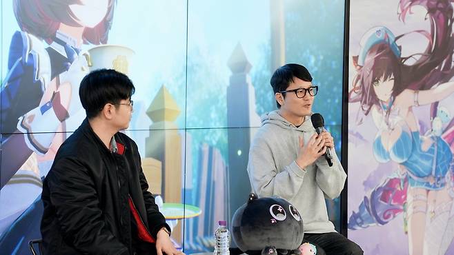 왼쪽부터 넷마블 이다행 사업본부장, 넷마블몬스터 김건 대표