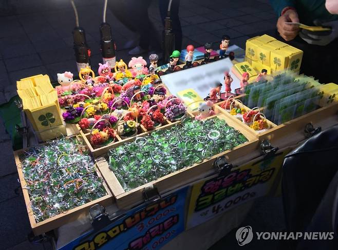 홍대입구역 인근 네잎클로버 노점 [촬영 김유진]