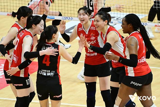 득점 후 기뻐하는 페퍼저축은행 선수들 [한국배구연맹 제공. 재판매 및 DB 금지]
