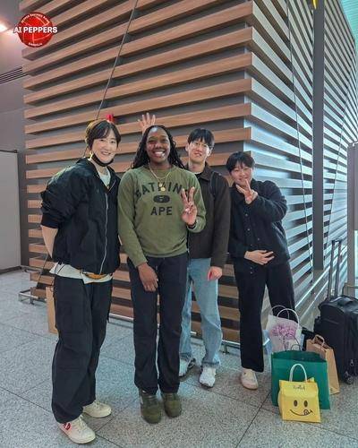 출국 직전 장소연 감독과 함께한 조이(왼쪽 2번째) [페퍼저축은행 SNS 캡처. 재판매 및 DB 금지]