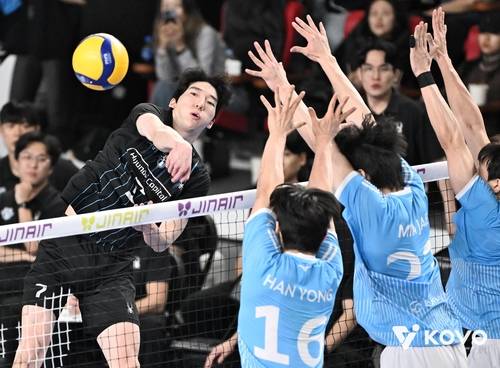 공격하는 현대캐피탈의 허수봉(왼쪽) [한국배구연맹 제공. 재판매 및 DB 금지]