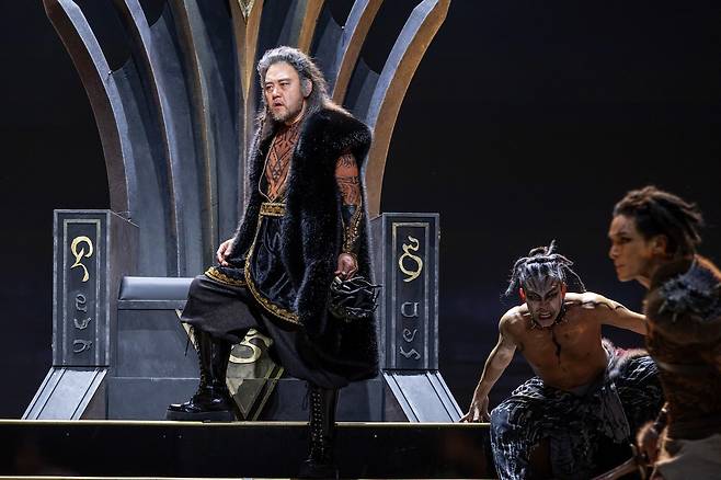 '나부코' 중 옥좌에 선 나부코 [세종문화회관 제공. 재판매 및 DB 금지]