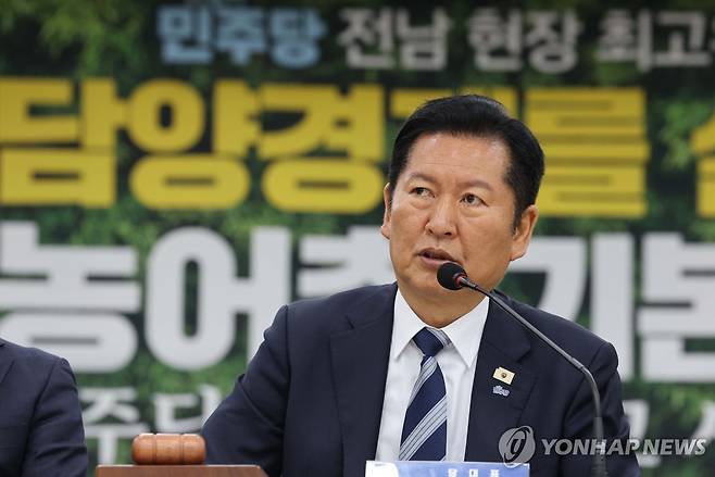 정청래 대표, 전남 담양 현장 최고위 모두발언 (담양=연합뉴스) 이동해 기자 = 더불어민주당 정청래 대표가 10일 전남 담양농협 본점에서 열린 현장 최고위원회의에서 발언하고 있다. 2026.4.10 eastsea@yna.co.kr