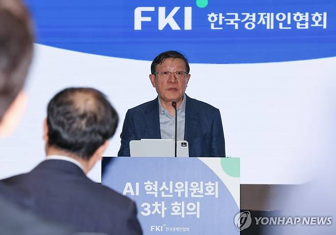 인사말 하는 허태수 GS그룹 회장 (서울=연합뉴스) 김주형 기자 = 10일 서울 강남구 역삼동 GS타워에서 열린 AI혁신위원회 3차회의에서 AI혁신위원회 위원장인 허태수 GS그룹 회장이 인사말 하고 있다. 2026.4.10 kjhpress@yna.co.kr