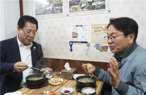 식사하는 강기정 광주시장(오른쪽)과 김영록 후보 [김영록 예비후보 사무실 제공.재판매 및 DB금지]