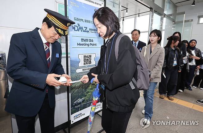 DMZ 평화이음 열차 행사 (서울=연합뉴스) 신준희 기자 = 정동영 통일부 장관이 10일 서울역에서 DMZ 평화이음 열차 행사의 일환으로 승차권 개찰 행사를 하고 있다. 2026.4.10 [공동취재] hama@yna.co.kr