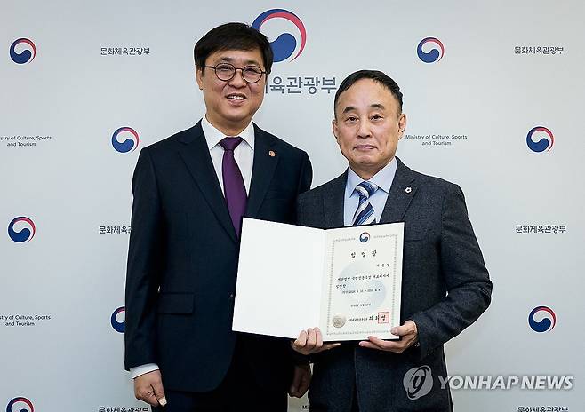 국립정동극장 신임 대표이사에 서승만 씨 임명 (서울=연합뉴스) 문화체육관광부는 국립정동극장 대표이사에 서승만씨를 임명했다고 10일 밝혔다. 임기는 3년이다. 사진은 최휘영 문화체육관광부 장관과 신임 서승만 국립정동극장 대표이사. 2026.4.10 [문화체육관광부 제공. 재판매 및 DB 금지] photo@yna.co.kr