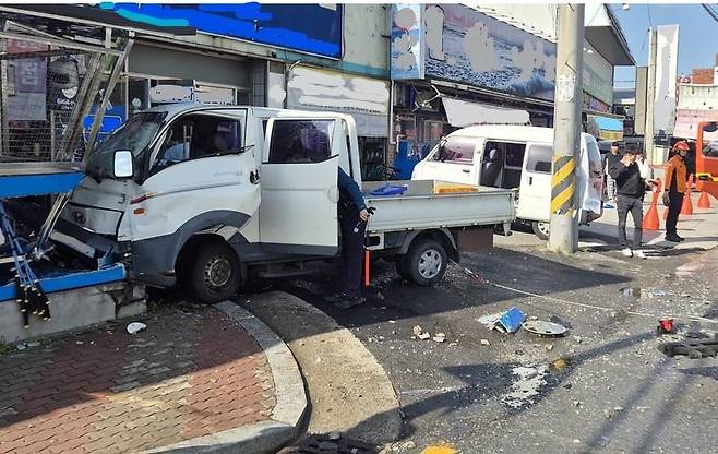 상가로 돌진한 화물차 [경북소방본부 제공. 재판매 및 DB 금지]