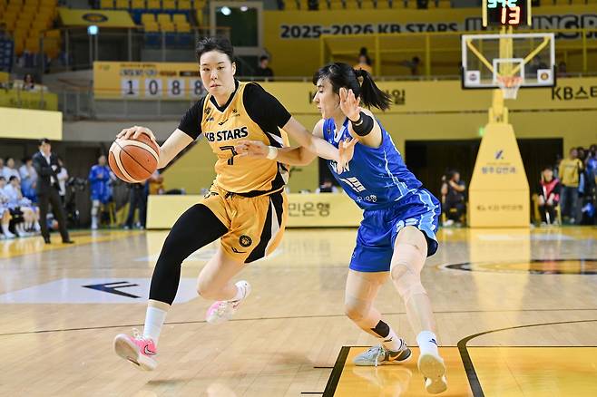 여자프로농구 청주 KB와 아산 우리은행의 경기 장면 [WKBL 제공. 재판매 및 DB 금지]