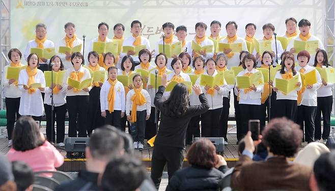 ▲ 11일 인천 남동구 애뜰광장에서 열린 '세월호 참사 12주기 인천 추모 문화제'에서 시민합창단이 희생자들을 추모하며 합창을 하고 있다. /박준엽 수습기자 jun010209 @incheonilbo.com
