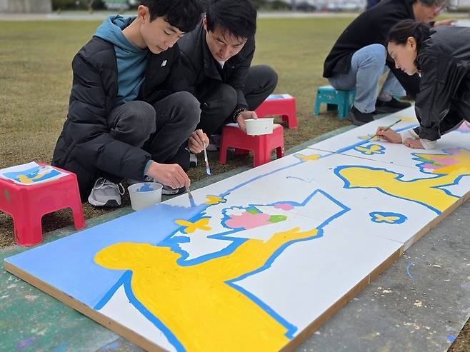 ▲ 11일 인천 남동구 애뜰광장에서 열린 '세월호 참사 12주기 인천 추모 문화제'에서 시민들이 희생자들을 추모하며 그림을 그리고 있다. /전민영 기자 jmy@incheonilbo.com