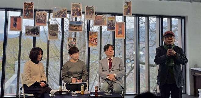 나태주 시집 일본 번역자인 쿠로카와 세이코 씨와 통역해주는 한 유키코 씨와 유성호 한양대 교수가 북토크콘서트를 마친 뒤 나태주 시인이 감사인ㅅ를 하고 있다.                              사진=한성일 기자