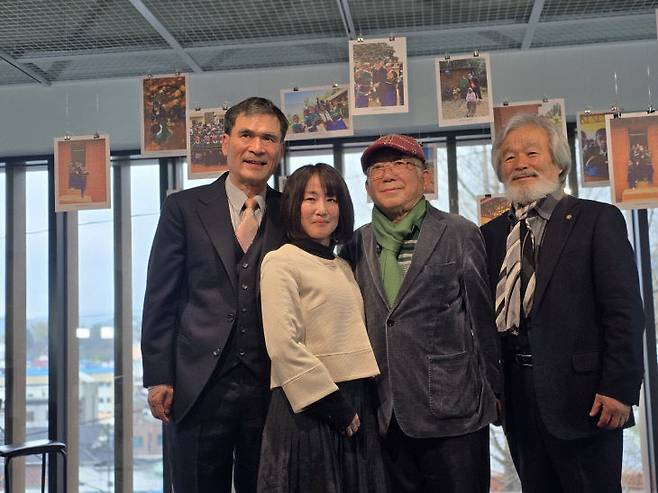 이날 감사패를 받은  반경환 도서출판 지혜 대표, 일본 번역가 쿠로카와 세이코 씨, 나태주 시인, 정찬국 조각가.    사진=한성일 기자