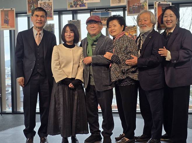 사진 왼쪽부터 반경환 도서출판 지혜 대표, 나태주시인 시집 번역가 쿠로카와 세이코 씨, 나태주 시인, 나태주 시인 부인, 나태주시인 흉상 조각한 정찬국 조각가, 나태주 시인 딸 나민애 서울대 교수.                       사진=한성일 기자