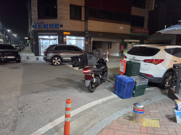 광주광역시 서구 빌라 밀집지역에 배달 오토바이가 주차돼 있다. 정승우 기자