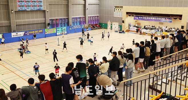 제12회 남도일보배 배드민턴대회광주지역 배드민턴 동호인들의 대축제인 '제12회 남도일보배 배드민턴대회'가 11~12일 북구 종합체육관에서 열린 가운데 동호인들이 그동안 갈고 닦은 실력을 뽐내고 있다. /임문철 기자 35mm@namdonews.com