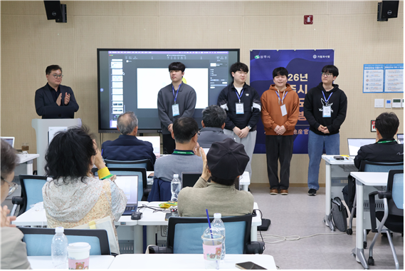 계명대 학생 서포터즈가 참석자 앞에 나와 소개를 진행하고, 마을 연구원들은 이를 지켜보며 소통하고 있다.