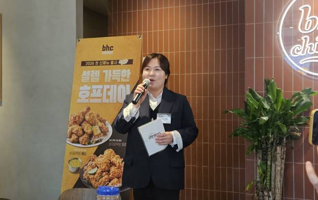 다이닝브랜즈그룹 R&D센터 메뉴개발 1팀 최백진 차장이 7일 bhc 쏘이갈릭킹 출시 기념 미디어행사에서 신메뉴에 대해 설명하고 있다.(사진=정영인 기자 oin@)