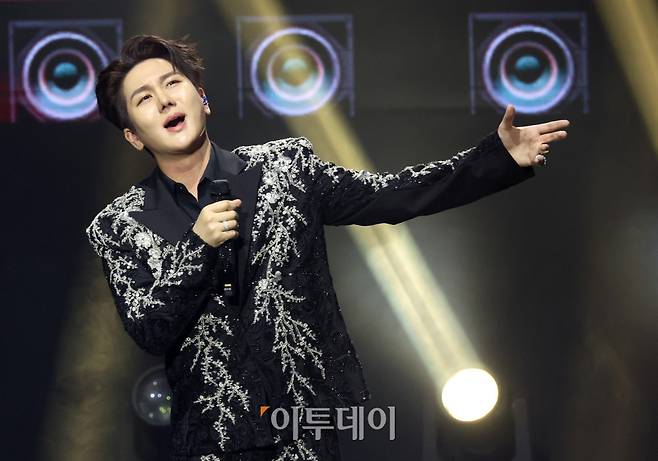 11일 서울 서대문구 연세대 100주년 콘서트홀에서 열린 비바브라보 2nd Festival에서 가수 김수찬이 공연을 하고 있다. 고이란 기자 photoeran@