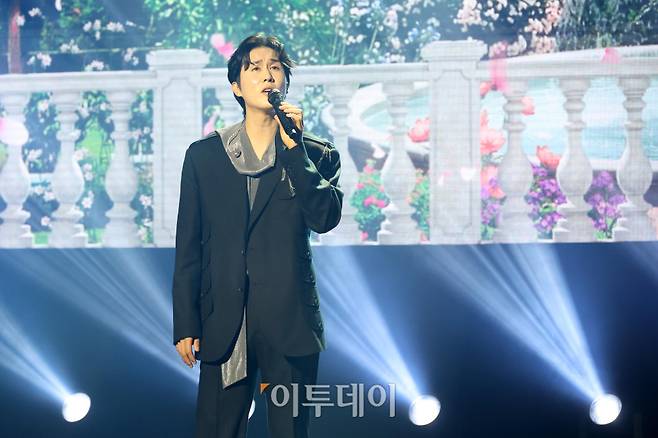 11일 서울 서대문구 연세대 100주년 콘서트홀에서 열린 비바브라보 2nd Festival에서 가수 신유가 공연을 하고 있다. 고이란 기자 photoeran@