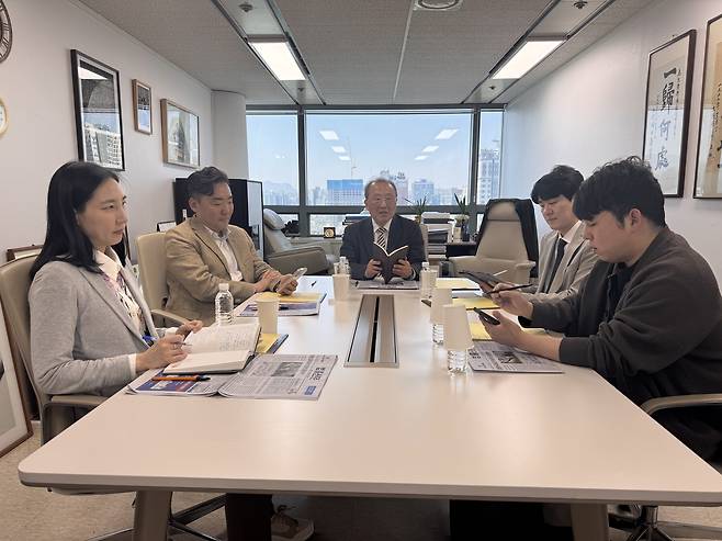 왼쪽부터 이자연·조정희 위원, 고승철 위원장, 정거장·윤상원 위원.